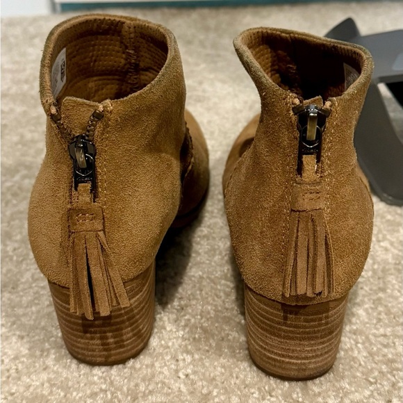 TOMS Tan suede ankle boots with tassels #ankleboots #suedeshoes - Picture 4 of 7